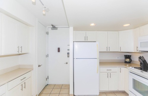Waikiki Condo | Ilikai Marina, Minutes to the Beach, 180-Degree Ocean View!