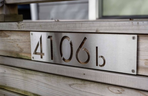 Overlook Cottage | Immaculate Detached Cottage - Walk to MAX, Drinks, Dining, 3 Miles to Dwntwn, Full Kitchen & BBQ