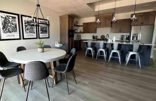 Cedar City House | Immaculate huge home with a private pickleball court close to national parks