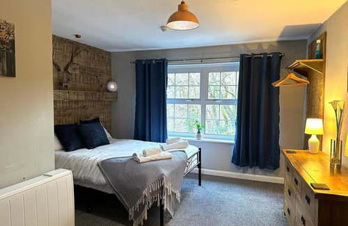 Fairbourne House | Immerse yourself in 400-year-old history at Panteinion Hall
