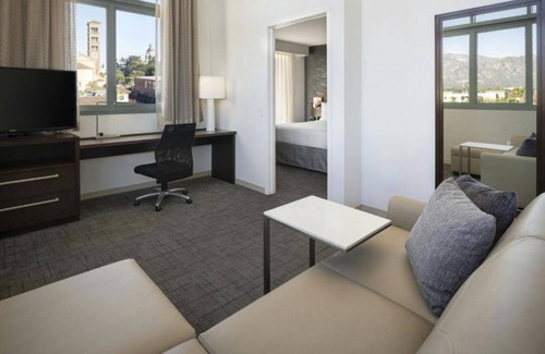Old Pasadena House | Immerse yourself in an extended stay in Pasadena