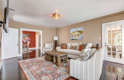 Uptown Apartment | Impressionist art themed 2B apartment in modernly renovated Spanish Colonial
