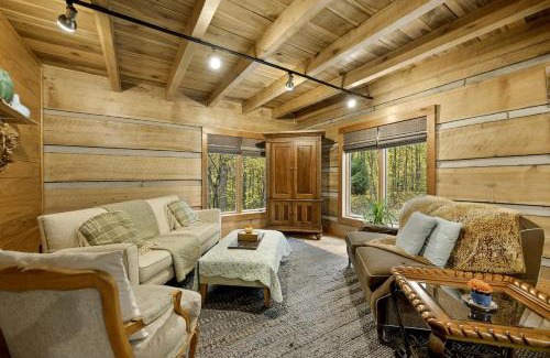 Unionville House | Impressive Log Cabin with Fireplace, Fire Pit and Hot-tub in Unionville, Indiana