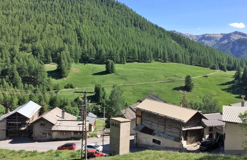 Molines-en-Queyras Ski Chalet | In a quiet chalet, apartment of 100 m2 for 6 people with terrace