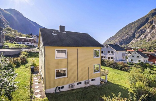 Ardalstangen Apartment | In Årdalstangen welcomes you this modern apartment with fjord view.