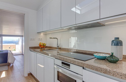 Laracha Apartment | In Caión: Attic-Suite with 2 terraces and Jacuzzi on the seafront