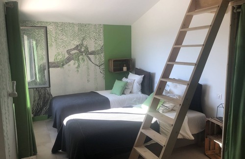 Chateauneuf-de-Gadagne Bed & Breakfast | In Chateauneuf de Gadagne, in the heart of the village: 2 independent bedrooms