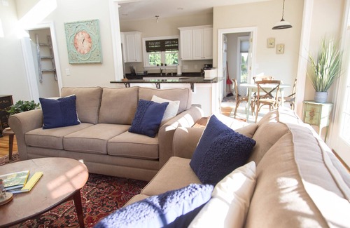 Afton House | In the center of Nelson County's wine and beer region, 19 miles to UVA/Cville