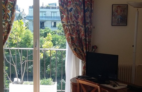 Neuilly-sur-Seine Hotel | In the city, green and calm for a few days .