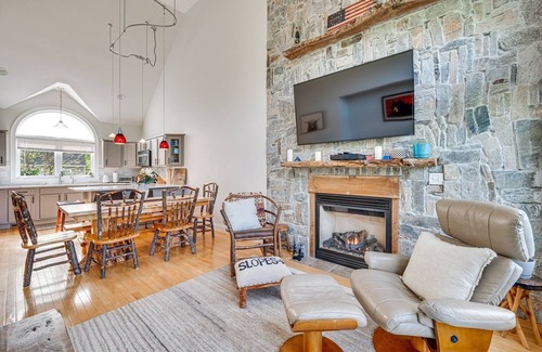 Thornton House | In the Estates, close to Owl's Nest, new kitchen, amazing views, minutes off I93