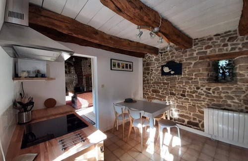 Saint-Helen Cottage | In the grounds of a manor house