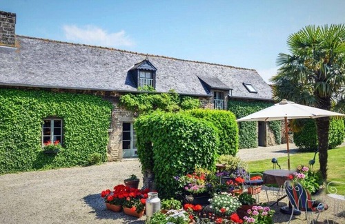 Saint-Helen Cottage | In the grounds of a manor house