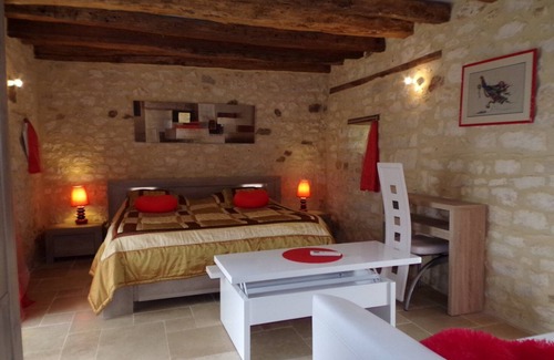 Salignac-Eyvignes Bed & Breakfast | In the heart of Périgord Noir, lovely suite with heated pool