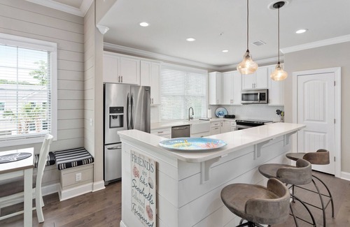 King City Condo | In the Heart of the Pier/Village area. Community pool.
