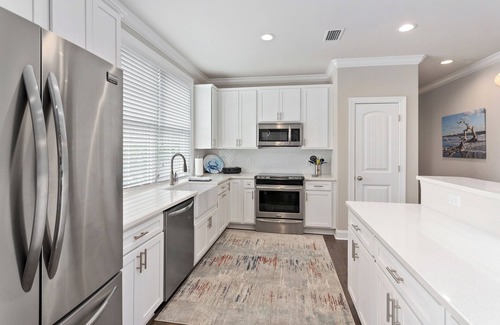 King City Condo | In the Heart of the Pier/Village area. Community pool.
