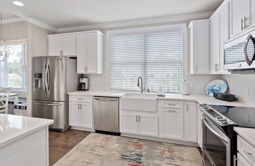 King City Condo | In the Heart of the Pier/Village area. Community pool.