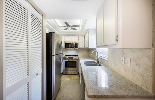 Lake Park Condo | In the heart of Naples minutes from Shopping, Dining, & Downtown!