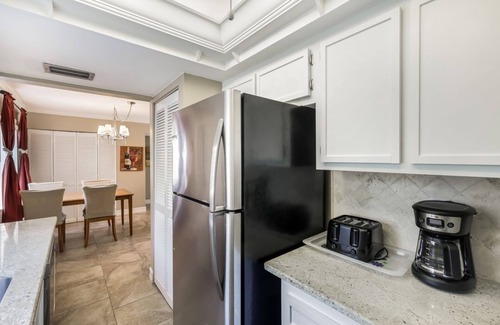 Lake Park Condo | In the heart of Naples minutes from Shopping, Dining, & Downtown!