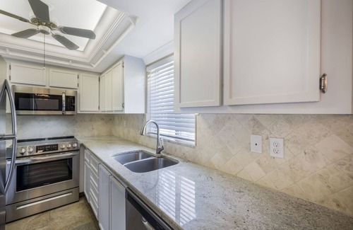 Lake Park Condo | In the heart of Naples minutes from Shopping, Dining, & Downtown!