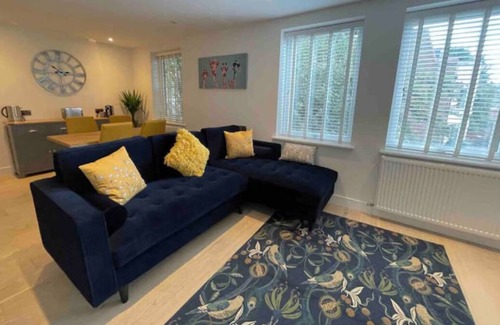 Windsor City Centre Apartment | In the heart of Windsor, a spacious and light 2bed, 2bath, very near the Castle