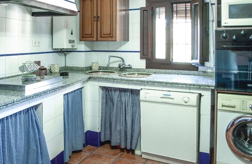 Zagrilla House | In the heights of the picturesque village of Zagrilla enriched with a dreamlike view, lies this char