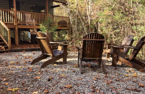 Helen Cabin | In the Woods feel, Walk to Town, Hot tub! Dogs Welcome, Fire Pit