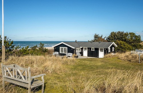 Hirtshals House | In unique location with panoramic view over the sea welcomes you this beautiful accommodation.