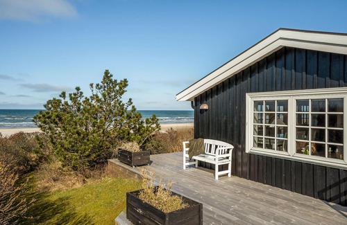 Hirtshals House | In unique location with panoramic view over the sea welcomes you this beautiful accommodation.