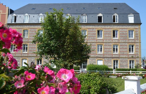 Veules-les-Roses Apartment | In Veules les Roses, 2 minutes from the beach and shops - 1 small dog accepted