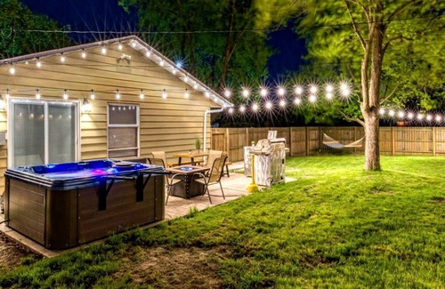 Miller Beach Cottage | Incredible Cozy Cottage with Hot-tub in Gary, Indiana