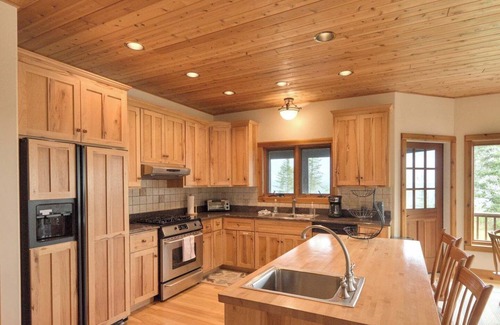 Wisconsin House | Incredible Custom Log Home w/Lake Views for Days