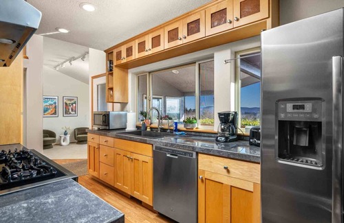 Dundee House | Incredible Dundee Hills Escape, Pet Friendly, Hot Tub, Covered Deck, Walk to Park, Food, and Wine