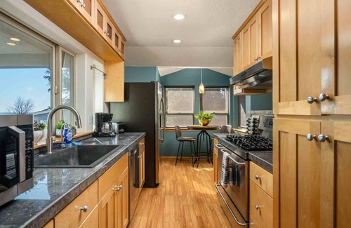 Dundee House | Incredible Dundee Hills Escape, Pet Friendly, Hot Tub, Covered Deck, Walk to Park, Food, and Wine