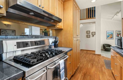 Dundee House | Incredible Dundee Hills Escape, Pet Friendly, Hot Tub, Covered Deck, Walk to Park, Food, and Wine