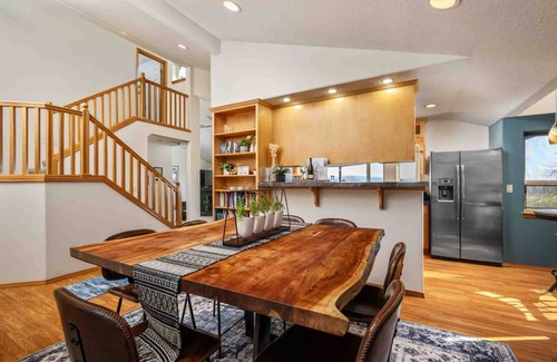 Dundee House | Incredible Dundee Hills Escape, Pet Friendly, Hot Tub, Covered Deck, Walk to Park, Food, and Wine