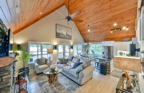 Semora House | Incredible Lake-Front Views, WiFi, and Activities for All Ages