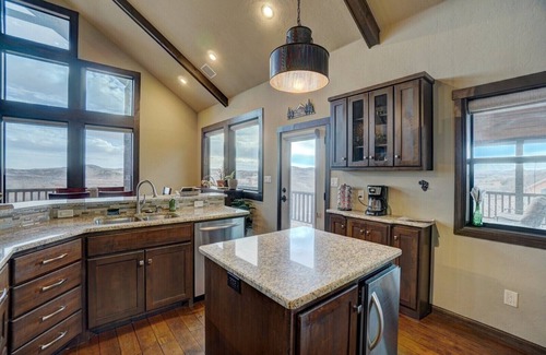 Medicine Park Cabin | Incredible View! Large Deck Hot Tub 3Bedrm2Bath 6Beds EarthKeeperCabin! 8guest