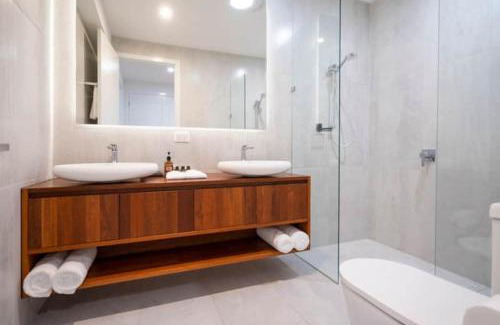 Castle Hill Apartment | Incredible Views, Open Spaces, Luxury Escapes Townsville Villa