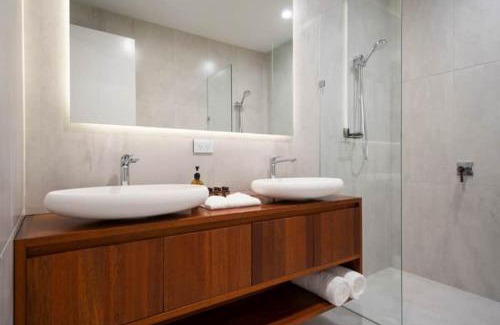 Castle Hill Apartment | Incredible Views, Open Spaces, Luxury Escapes Townsville Villa