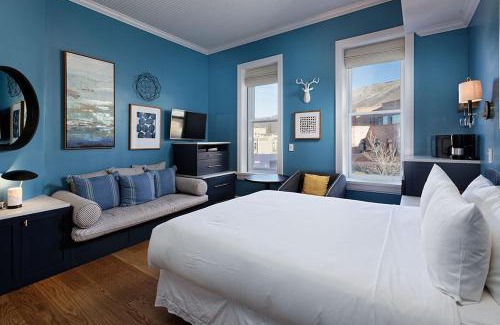 Downtown Hotel | Independence Square 205, Stylish Hotel Room with AC, Great Location in Aspen
