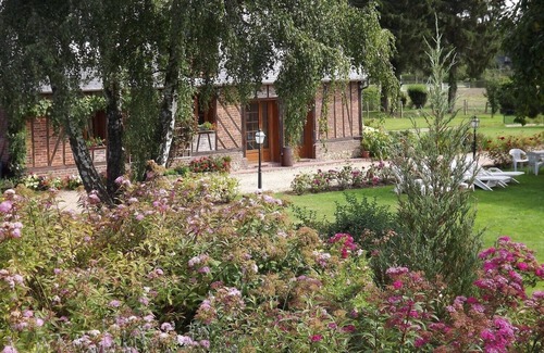 Le Thuit-de-l'Oison House | INDEPENDENT HOUSE 'hydrangeas' more than 50 varieties of hydrangeas