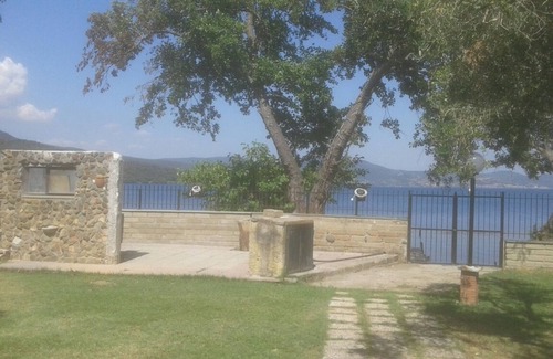 Lake Bracciano Villa | Independent villa with private beach on the lake
