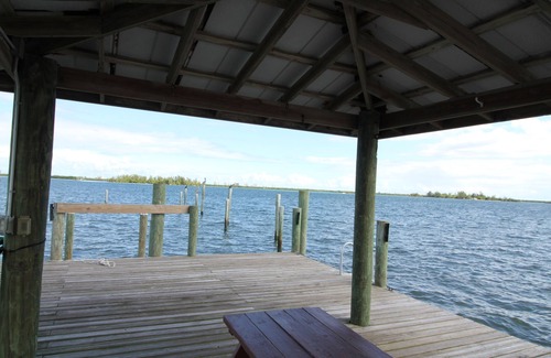 St. Lucie Village Cottage | Indian River lagoon Fishing Cottage 2 miles from the Atlantic Ocean w/250 dock