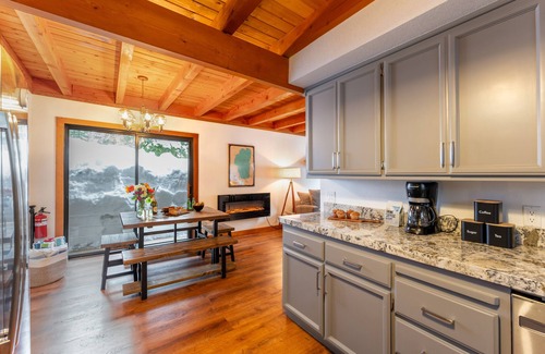 McKinney Estates Cabin | Indigo Owl by AvantStay | Cabin w/Firepit | Minutes to Lake & Slopes