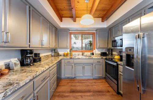 McKinney Estates House | Indigo Owl by AvantStay Cabin w Firepit Minutes to Lake Slopes