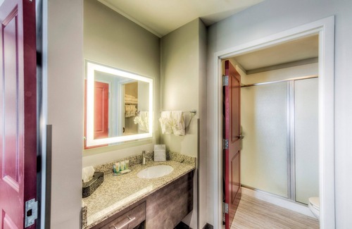 Columbus Apartment | Indoor Pool + 24 Hour Business Center | Studio Suite Only 1 Mile from OSU!