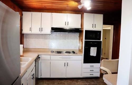 Macon House | Indoor Tikibar Up to 8 guests plus pet, fenced backyard in North Macon 4bd 2ba