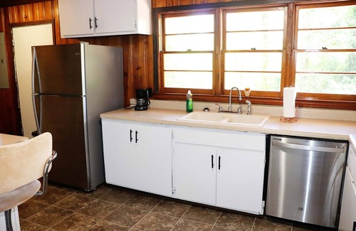 Macon House | Indoor Tikibar Up to 8 guests plus pet, fenced backyard in North Macon 4bd 2ba
