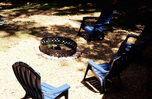 Macon House | Indoor Tikibar Up to 8 guests plus pet, fenced backyard in North Macon 4bd 2ba