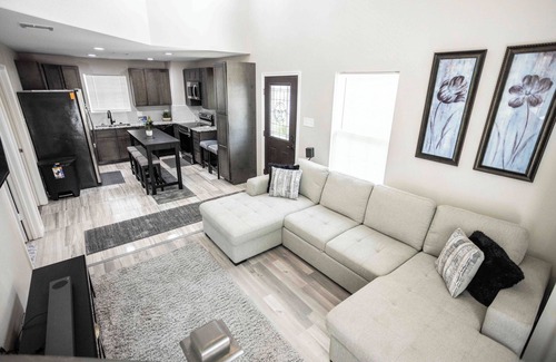 Alvin House | Indulge in a restful retreat at Lake Morgan in Alvin, TX.
